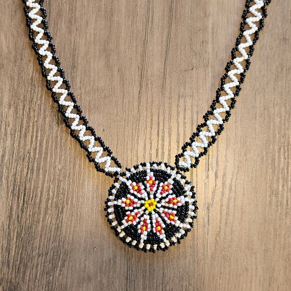Vintage Native American Tribal Black & White Seed Bead Flower Pendant Necklace - Picture 2 of 7